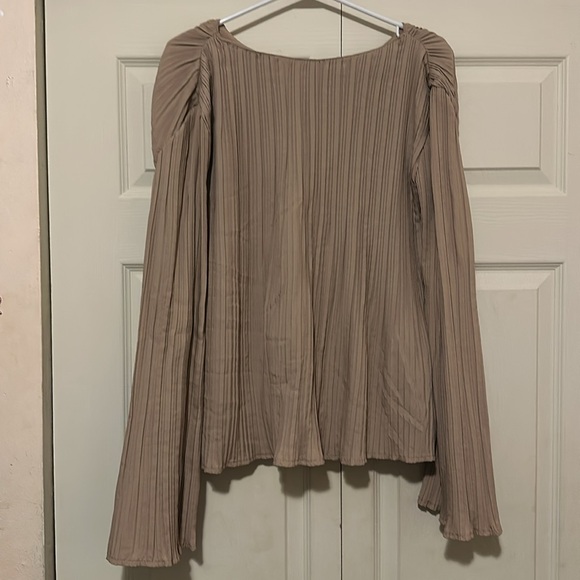 SHEIN Privé Solid Pleated Bell Sleeve
Blouse - Picture 8 of 8